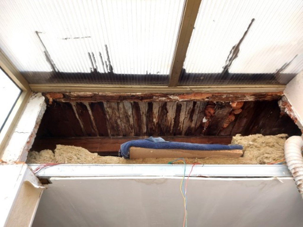 Plancher bois pourri suite à une infiltration depuis de nombreuses années